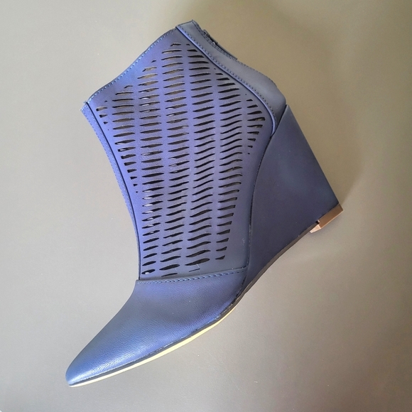 New Michael Antonio Hollow Out Bootie 5.5M Blue - Picture 3 of 6